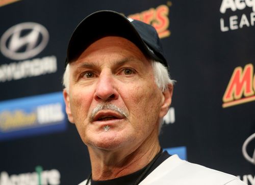 : O técnico de Carlton, Mick Malthouse, fala em uma conferência de imprensa antes de seus 715 jogos recordes como treinador durante uma sessão de treinamento de Carlton Blues no Ikon Park em 29 de abril de 2015 em Melbourne, Australi