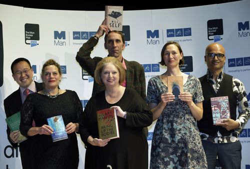 De gauche à droite, les auteurs, la malaisienne Tan Twan Eng, Deborah Levy, Hilary Mantel, Will Self, tenant son livre, en haut, Alison Moore et Jeet Thayil, d'Inde, présélectionnés pour le prix Man Booker, tiennent des copies de leurs livres lors d'un appel photo au Royal Festival Hall, à Londres, le 15 octobre 2012