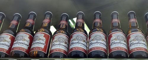 Sticle de bere Budweiser sunt expuse într-o vitrină din Londra pe 13 octombrie 2015.  