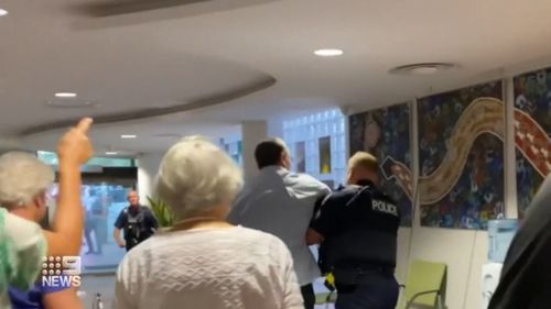 Les manifestants prennent d'assaut les chambres du conseil en Australie-Méridionale 