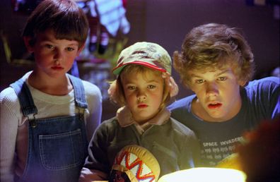 Elliott (Henry Thomas) introduces his sister Gertie (Drew Barrymore) and brother Michael (Robert MacNaughton ) to his new friend.