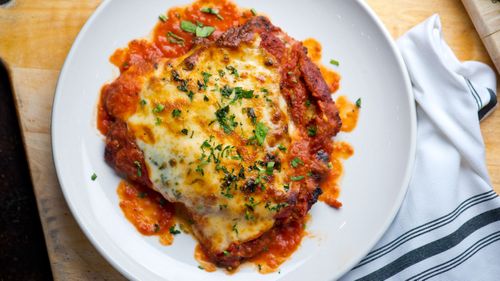 Immagine stock generica di pollo alla parmigiana/parmi