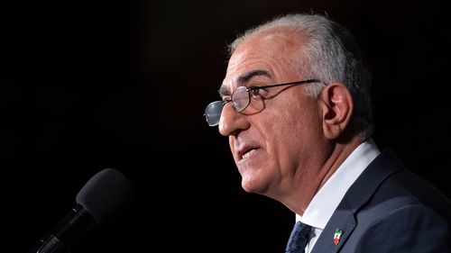 O líder da oposição iraniana, Reza Pahlavi, fala durante uma entrevista coletiva na sexta-feira, 16 de janeiro de 2026, em Washington. (Foto AP/Mark Schiefelbein)