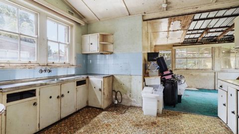 Domain real estate auction derelict