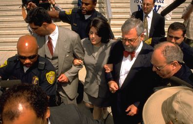 Monica Lewinsky goes to give FBI fingerprints hand writing samples. 