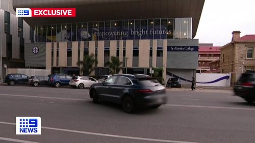 Des conducteurs ont été filmés en train d'effectuer des demi-tours dangereux dans la même zone scolaire d'Adélaïde où une mère et sa fille ont été heurtées par une voiture la semaine dernière.