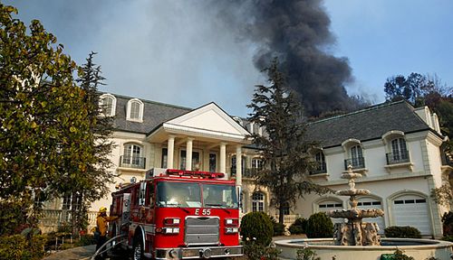 Fire crews battle blazes close to a Bel Air mansion. (Photo: AP).