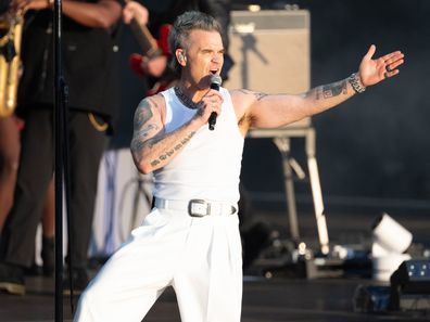 Robbie Williams tampil di atas panggung di BST Hyde Park 6 Juli 2024 