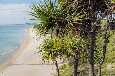 Dwie kobiety idą ścieżką w Sunshine Beach niedaleko Noosa