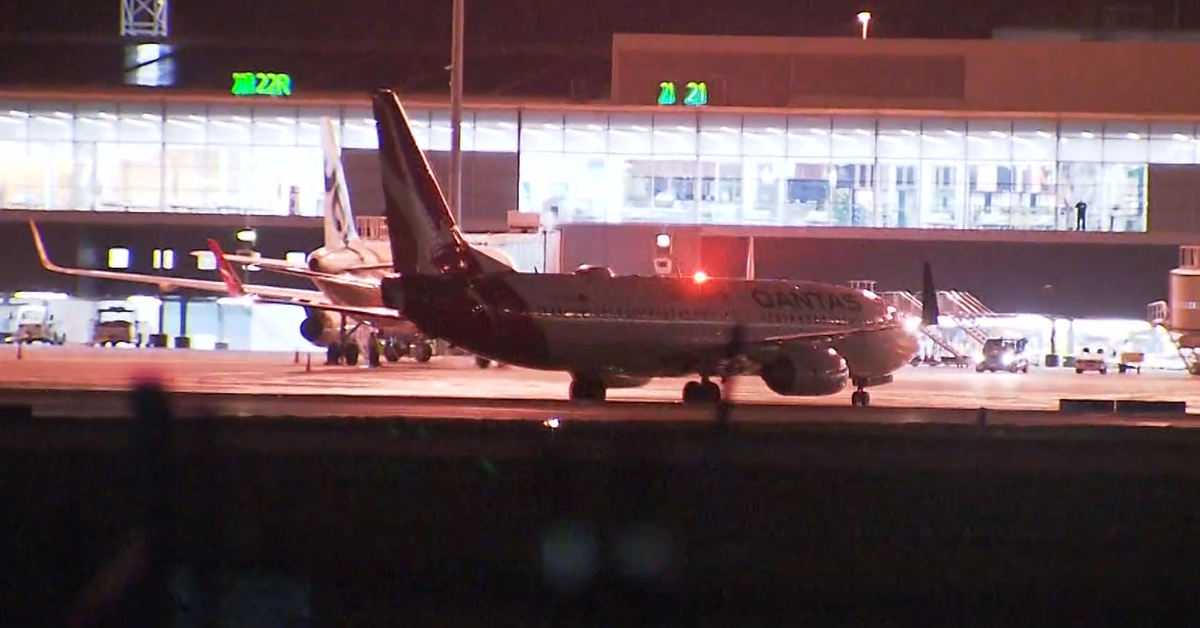 Qantas flight diverted after strong smell reported