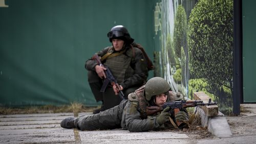 Ukrainian soldiers take positions in downtown Kyiv, Ukraine, Friday, Feb. 25, 2022.