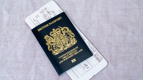 Londres, Reino Unido - 7 de março de 2023: Um novo passaporte britânico azul com cartão de embarque aéreo. Desde que o Reino Unido deixou a União Europeia em 2020, os novos passaportes britânicos voltaram à sua cor azul original.
