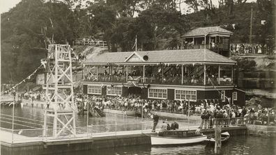 Carnaval de natation, Roseville Baths, v.  Années 1930, par Sam Hood