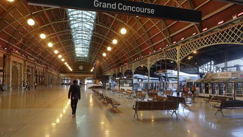 Sydney Central Station, quasi vuota il 13 agosto 2021 mentre Greater Sydney continua le sue settimane di blocco COVID-19.