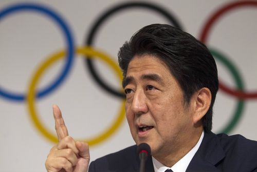 Ensuite, le Premier ministre japonais Shinzo Abe fait des gestes lors d'une conférence de presse lors de la 125e session du Comité international olympique à Buenos Aires, Argentine, le 7 septembre 2013.   