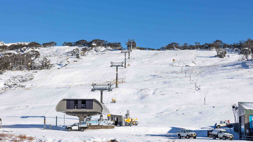 Les pistes de ski ont une bonne couverture de neige dans la station de Perisher en Nouvelle-Galles du Sud