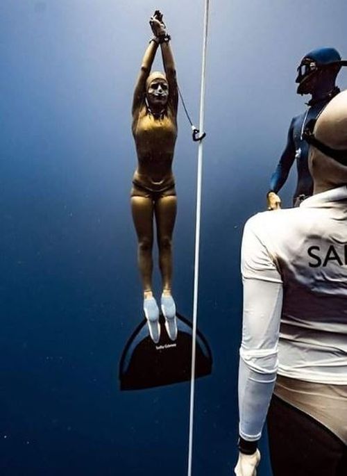 The Colombian woman can't resist the lure of the deep ocean. Picture: @daanverhoevenfreediver