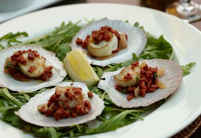 Grilled scallops on the shell