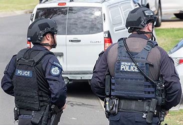 How many warrants did 400 officers in a counter-terrorism team execute in Sydney and Goulburn on Wednesday?