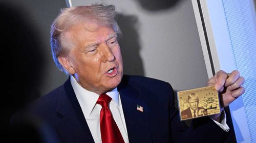La Trump Gold Card porta il volto e la firma del presidente.
