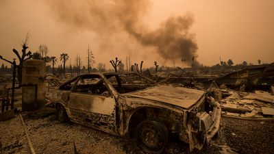 <strong>Apocalyptic
scenes at California wildfires 'ground zero'</strong>