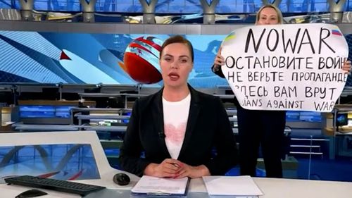 Manifestante in diretta per la trasmissione in diretta della guerra contro la guerra dell'Ucraina