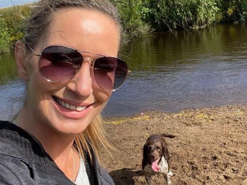 La police recherche Nicola Bulley, 45 ans, d'Inskip, Lancashire, qui a été vue pour la dernière fois le matin du vendredi 27 janvier, lorsqu'elle a été aperçue en train de promener son chien sur un sentier au bord de la rivière Wyre. 