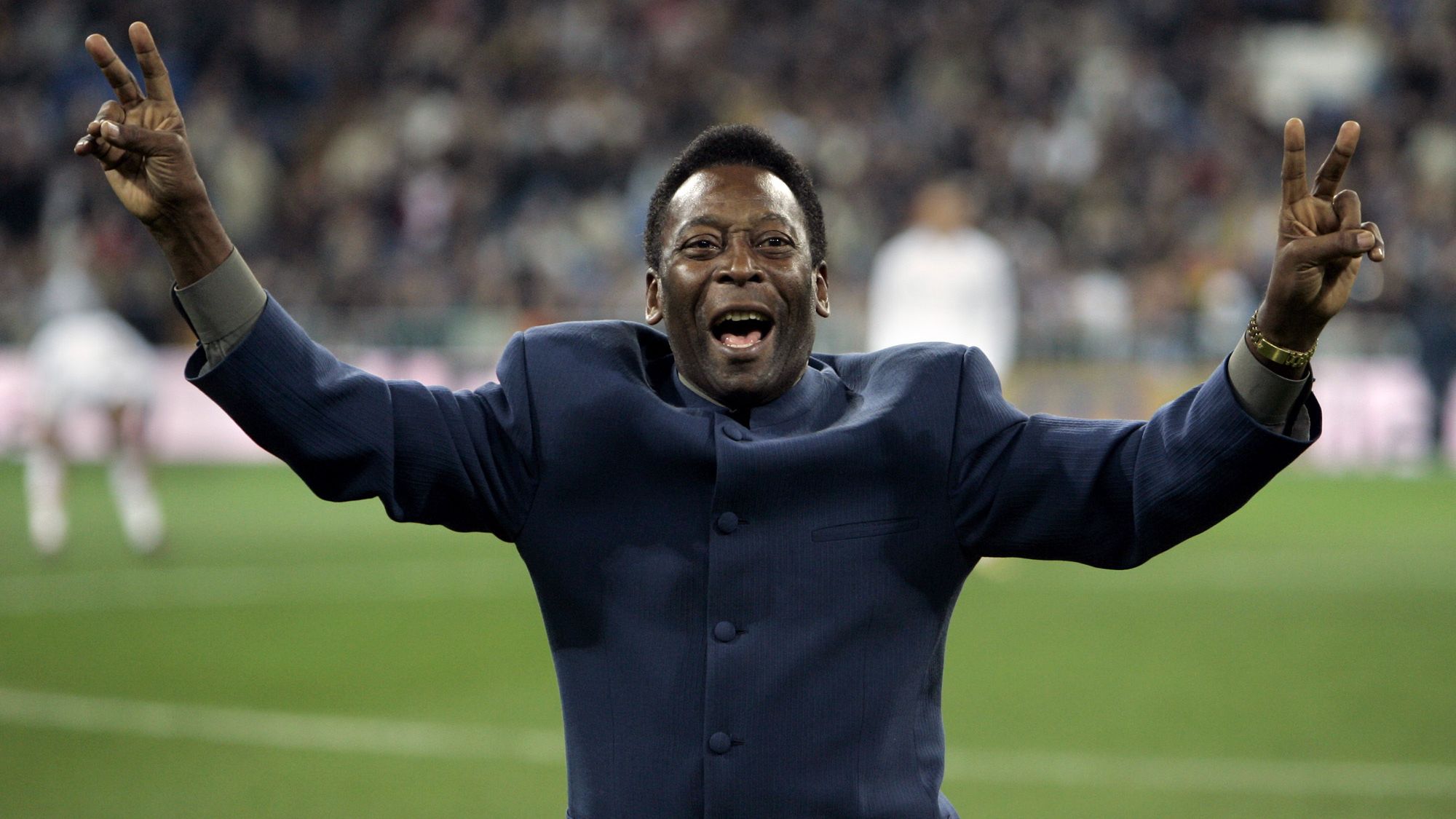 Tributes flood in for 'most divine' Pele, who has died aged 82