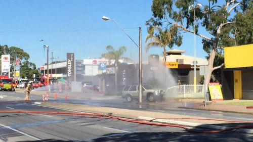 Car crash ruptures Adelaide gas main, residents urged to stay inside