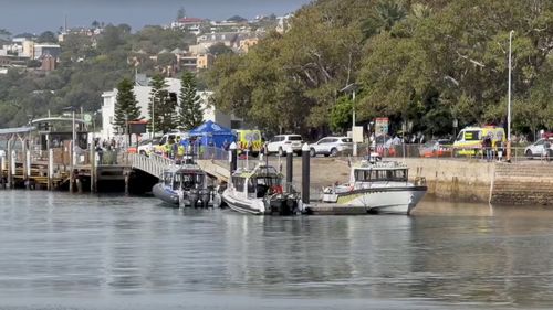 Ratownicy medyczni musieli reanimować chłopca po tym, jak został on wydobyty na brzeg.