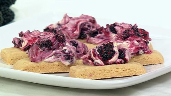 Mulberry shortcake