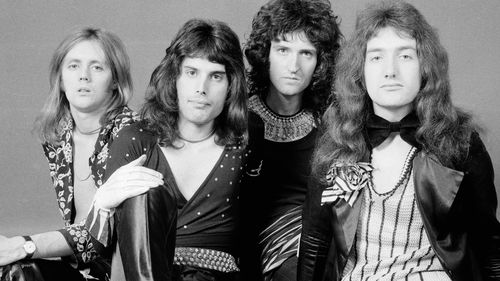 Le batteur Roger Taylor, le chanteur Freddie Mercury, le guitariste Brian May et le bassiste John Deacon du groupe de rock britannique Queen en 1973.