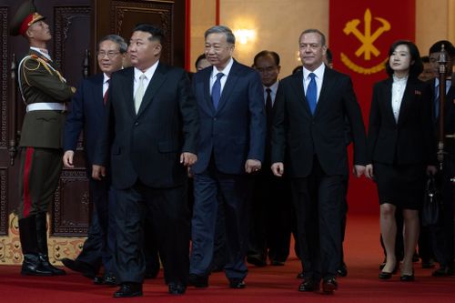 O primeiro-ministro chinês, Li Qiang, o líder norte-coreano Kim Jong Un, o secretário-geral do Partido Comunista Vietnamita, To Lam, e o vice-presidente do Conselho de Segurança da Rússia e chefe do partido Rússia Unida, Dmitry Medvedev