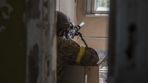 Un soldat ucrainean este poziționat în timpul unor lupte grele pe prima linie la Severodonețk, regiunea Lugansk, Ucraina, miercuri, 8 iunie 2022.