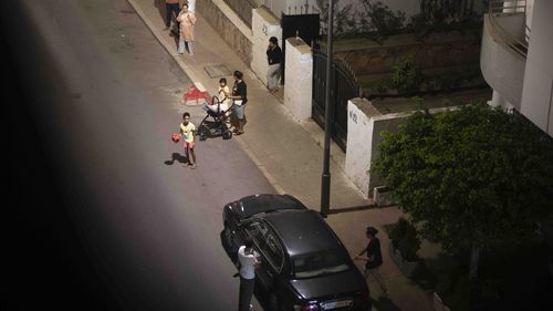 La gente se refugia frente a sus casas después de un terremoto en Rabat, Marruecos, el viernes 8 de septiembre de 2023. 