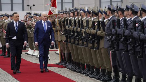 Президент Джо Байден участвует в церемонии прибытия с президентом Польши Анджеем Дудой в Президентский дворец в субботу, 26 марта 2022 г., в Варшаве. 