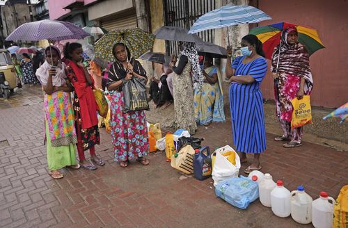 Des femmes font la queue pour acheter du kérosène à Colombo, au Sri Lanka, le samedi 11 juin 2022. 