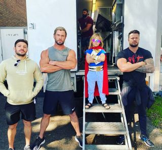 Thor 4 Set Photo Shows Chris Hemsworth's Massive Muscles & Korg Return