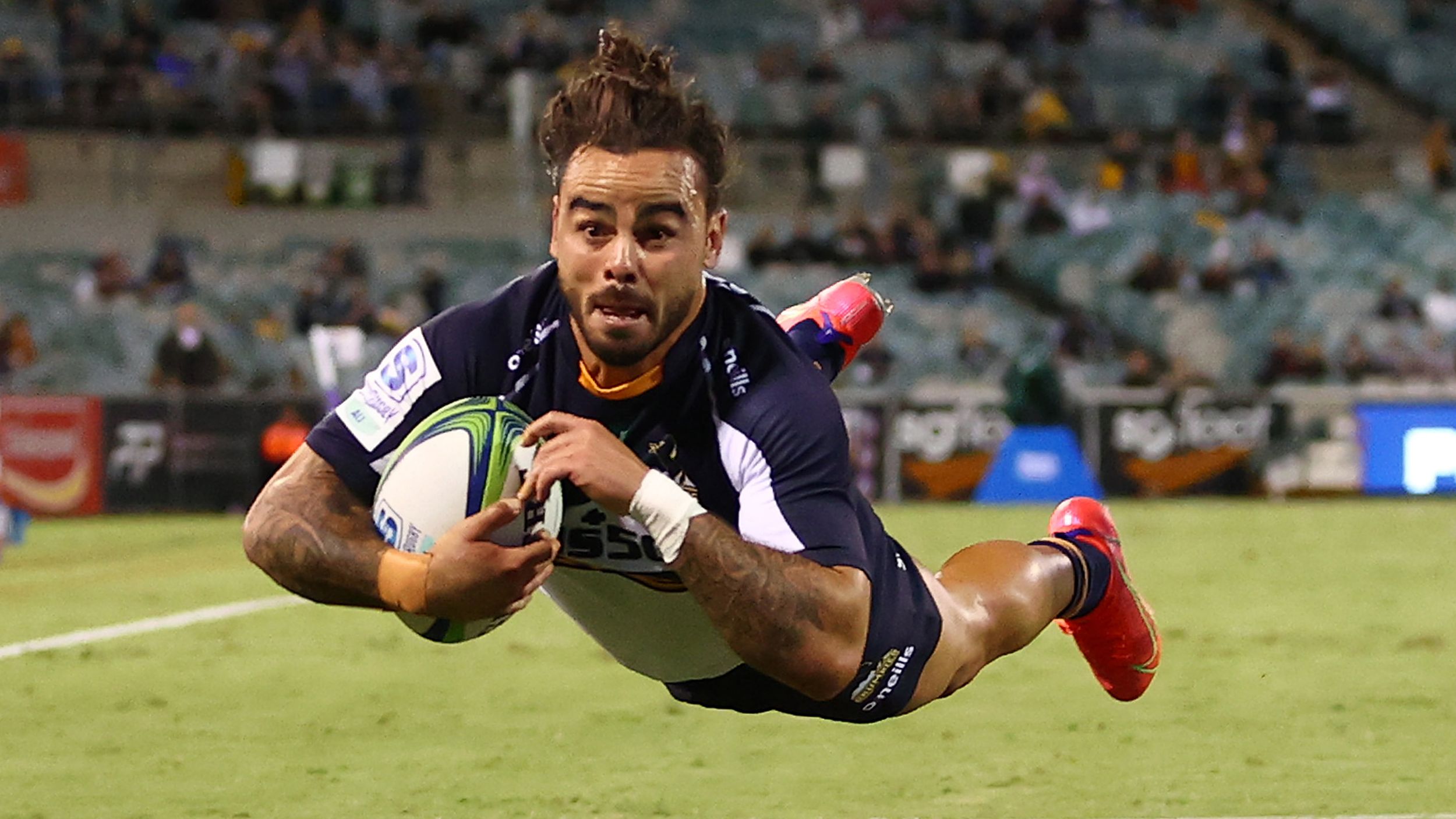 Andy Muirhead of the Brumbies dives to score a try.