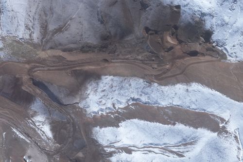 Nesta foto de satélite do Planet Labs PBC, túneis desabados são vistos na Base de Mísseis Norte de Tabriz, Irã, 1º de março de 2026. 