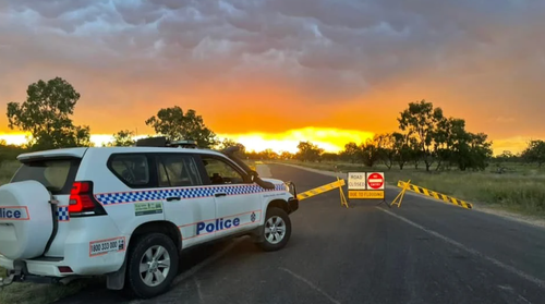 La polizia invita le persone a non guidare mai in acque alluvionali.﻿