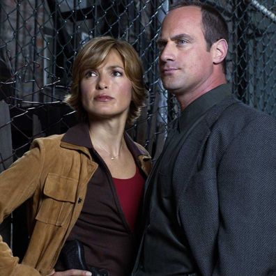 Mariska Hargitay como detetive Olivia Benson, Christopher Meloni como detetive Elliot Stabler.