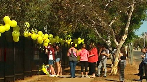 The outside of Ms Scott's school has been decorated in yellow as a tribute to the much-loved teacher. (9NEWS)