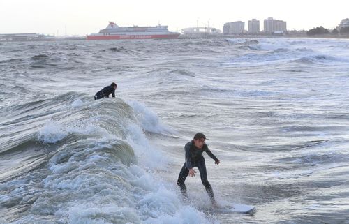 The cold snap has also driven in wild winds, making for a good swell at Port Phillip Bay. (AAP)