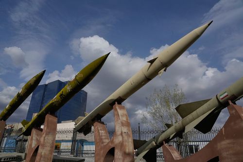Missili iraniani di costruzione nazionale sono esposti come parte di una mostra permanente in un'area ricreativa nel nord di Teheran, Iran, martedì 24 marzo 2026. (AP Photo/Vahid Salemi)