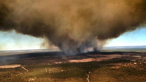 At least three homes are ablaze as bushfires rage north-east of Perth. (@HaydnXing, Twitter)