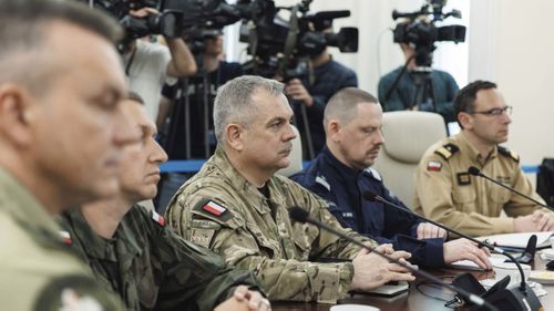 O general Wieslaw Kukula, Centro, chefe do Estado -Maior das Forças Armadas polonesas durante a Chancelaria do Primeiro Ministro para uma extraordinária reunião do governo.