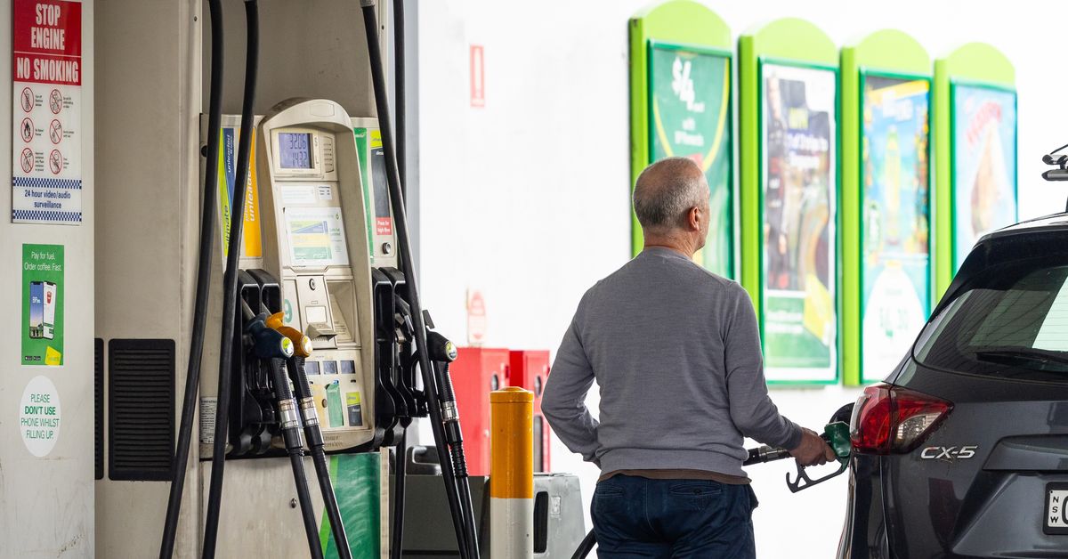 Government spends $20m on fuel campaign urging Aussies to drive less