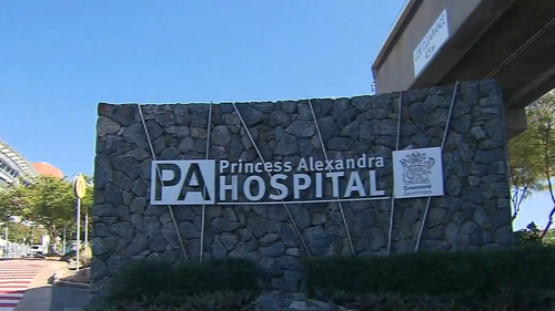 A Queensland Health abriu uma investigação depois que cinco pessoas se apresentaram em diferentes hospitais na região metropolitana sul, incluindo Logan e Princesa Alexandra, ao longo de uma semana.