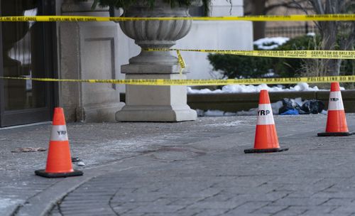 Des cônes de police et du ruban adhésif sont vus à l'extérieur d'un immeuble en copropriété le lendemain d'une fusillade à Vaughan, en Ontario.